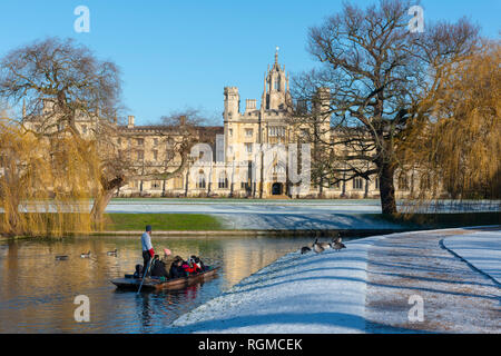 Cambridge, Regno Unito. 30 gen, 2019. Puntin lungo il fiume Cam dopo una notte di neve, St John's College di Cambridge, UK. 30 gen, 2019. Meteo UK Credit: Alan Copson città foto/Alamy Live News Foto Stock