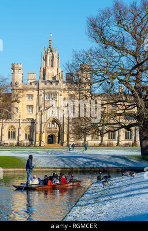 Cambridge, Regno Unito. 30 gen, 2019. Puntin lungo il fiume Cam dopo una notte di neve, St John's College di Cambridge, UK. 30 gen, 2019. Meteo UK Credit: Alan Copson città foto/Alamy Live News Foto Stock