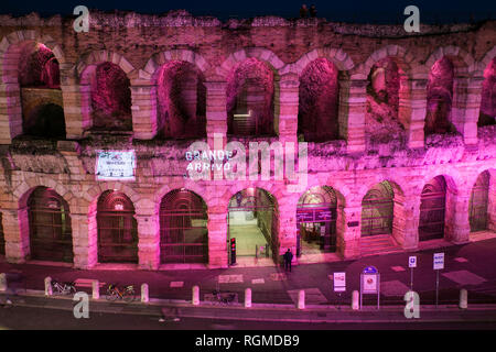 Foto Stefano De Grandis/LaPresse 29 gennaio 2019 Verona, ItaliaSport CilcismoIl Giro d&#x2019;Italia partir&#xe0; dall&#x2019;Emilia Romagna (Bologna) l&#x2019;11 maggio per terminare tutti&#x2019;Arena di Verona il 2 giugno. Questa edizione della corsa rosa sar&#xe0; praticamente tutta italiana, con unico sconfinamento nella Repubblica di San Marino.Nella foto: l'Arena di Verona illuminata di rosa per l'edizione 102 del Giro d'Italia foto Stefano De Grandis/LaPresse Gennaio 29, 2019 Verona, ItalySport CyclismThe Giro d&#x2019;Italia partirà dalla Regione Emilia Romagna (Bologna) su 11 Foto Stock