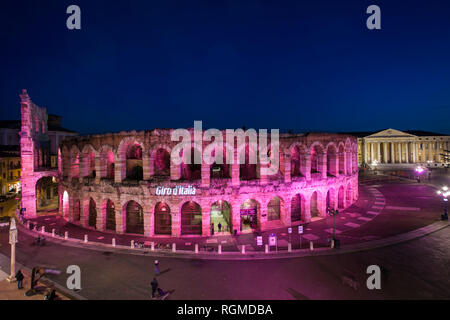 Foto Stefano De Grandis/LaPresse 29 gennaio 2019 Verona, ItaliaSport CilcismoIl Giro d&#x2019;Italia partir&#xe0; dall&#x2019;Emilia Romagna (Bologna) l&#x2019;11 maggio per terminare tutti&#x2019;Arena di Verona il 2 giugno. Questa edizione della corsa rosa sar&#xe0; praticamente tutta italiana, con unico sconfinamento nella Repubblica di San Marino.Nella foto: l'Arena di Verona illuminata di rosa per l'edizione 102 del Giro d'Italia foto Stefano De Grandis/LaPresse Gennaio 29, 2019 Verona, ItalySport CyclismThe Giro d&#x2019;Italia partirà dalla Regione Emilia Romagna (Bologna) su 11 Foto Stock