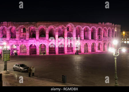 Foto Stefano De Grandis/LaPresse 29 gennaio 2019 Verona, ItaliaSport CilcismoIl Giro d&#x2019;Italia partir&#xe0; dall&#x2019;Emilia Romagna (Bologna) l&#x2019;11 maggio per terminare tutti&#x2019;Arena di Verona il 2 giugno. Questa edizione della corsa rosa sar&#xe0; praticamente tutta italiana, con unico sconfinamento nella Repubblica di San Marino.Nella foto: l'Arena di Verona illuminata di rosa per l'edizione 102 del Giro d'Italia foto Stefano De Grandis/LaPresse Gennaio 29, 2019 Verona, ItalySport CyclismThe Giro d&#x2019;Italia partirà dalla Regione Emilia Romagna (Bologna) su 11 Foto Stock