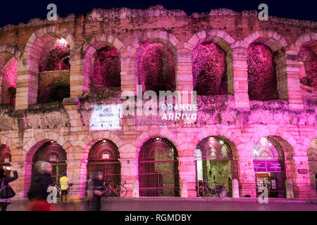 Foto Stefano De Grandis/LaPresse 29 gennaio 2019 Verona, ItaliaSport CilcismoIl Giro d&#x2019;Italia partir&#xe0; dall&#x2019;Emilia Romagna (Bologna) l&#x2019;11 maggio per terminare tutti&#x2019;Arena di Verona il 2 giugno. Questa edizione della corsa rosa sar&#xe0; praticamente tutta italiana, con unico sconfinamento nella Repubblica di San Marino.Nella foto: l'Arena di Verona illuminata di rosa per l'edizione 102 del Giro d'Italia foto Stefano De Grandis/LaPresse Gennaio 29, 2019 Verona, ItalySport CyclismThe Giro d&#x2019;Italia partirà dalla Regione Emilia Romagna (Bologna) su 11 Foto Stock