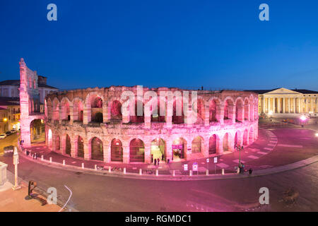 Foto Stefano De Grandis/LaPresse 29 gennaio 2019 Verona, ItaliaSport CilcismoIl Giro d&#x2019;Italia partir&#xe0; dall&#x2019;Emilia Romagna (Bologna) l&#x2019;11 maggio per terminare tutti&#x2019;Arena di Verona il 2 giugno. Questa edizione della corsa rosa sar&#xe0; praticamente tutta italiana, con unico sconfinamento nella Repubblica di San Marino.Nella foto: l'Arena di Verona illuminata di rosa per l'edizione 102 del Giro d'Italia foto Stefano De Grandis/LaPresse Gennaio 29, 2019 Verona, ItalySport CyclismThe Giro d&#x2019;Italia partirà dalla Regione Emilia Romagna (Bologna) su 11 Foto Stock