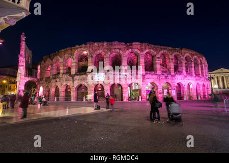 Foto Stefano De Grandis/LaPresse 29 gennaio 2019 Verona, ItaliaSport CilcismoIl Giro d&#x2019;Italia partir&#xe0; dall&#x2019;Emilia Romagna (Bologna) l&#x2019;11 maggio per terminare tutti&#x2019;Arena di Verona il 2 giugno. Questa edizione della corsa rosa sar&#xe0; praticamente tutta italiana, con unico sconfinamento nella Repubblica di San Marino.Nella foto: l'Arena di Verona illuminata di rosa per l'edizione 102 del Giro d'Italia foto Stefano De Grandis/LaPresse Gennaio 29, 2019 Verona, ItalySport CyclismThe Giro d&#x2019;Italia partirà dalla Regione Emilia Romagna (Bologna) su 11 Foto Stock