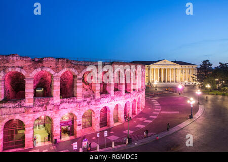 Foto Stefano De Grandis/LaPresse 29 gennaio 2019 Verona, ItaliaSport CilcismoIl Giro d&#x2019;Italia partir&#xe0; dall&#x2019;Emilia Romagna (Bologna) l&#x2019;11 maggio per terminare tutti&#x2019;Arena di Verona il 2 giugno. Questa edizione della corsa rosa sar&#xe0; praticamente tutta italiana, con unico sconfinamento nella Repubblica di San Marino.Nella foto: l'Arena di Verona illuminata di rosa per l'edizione 102 del Giro d'Italia foto Stefano De Grandis/LaPresse Gennaio 29, 2019 Verona, ItalySport CyclismThe Giro d&#x2019;Italia partirà dalla Regione Emilia Romagna (Bologna) su 11 Foto Stock