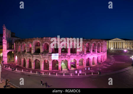 Foto Stefano De Grandis/LaPresse 29 gennaio 2019 Verona, ItaliaSport CilcismoIl Giro d&#x2019;Italia partir&#xe0; dall&#x2019;Emilia Romagna (Bologna) l&#x2019;11 maggio per terminare tutti&#x2019;Arena di Verona il 2 giugno. Questa edizione della corsa rosa sar&#xe0; praticamente tutta italiana, con unico sconfinamento nella Repubblica di San Marino.Nella foto: l'Arena di Verona illuminata di rosa per l'edizione 102 del Giro d'Italia foto Stefano De Grandis/LaPresse Gennaio 29, 2019 Verona, ItalySport CyclismThe Giro d&#x2019;Italia partirà dalla Regione Emilia Romagna (Bologna) su 11 Foto Stock