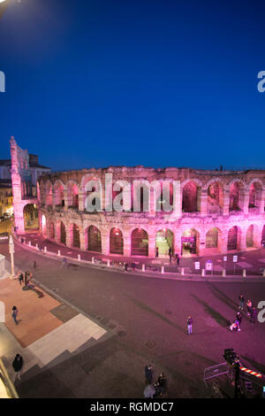 Foto Stefano De Grandis/LaPresse 29 gennaio 2019 Verona, ItaliaSport CilcismoIl Giro d&#x2019;Italia partir&#xe0; dall&#x2019;Emilia Romagna (Bologna) l&#x2019;11 maggio per terminare tutti&#x2019;Arena di Verona il 2 giugno. Questa edizione della corsa rosa sar&#xe0; praticamente tutta italiana, con unico sconfinamento nella Repubblica di San Marino.Nella foto: l'Arena di Verona illuminata di rosa per l'edizione 102 del Giro d'Italia foto Stefano De Grandis/LaPresse Gennaio 29, 2019 Verona, ItalySport CyclismThe Giro d&#x2019;Italia partirà dalla Regione Emilia Romagna (Bologna) su 11 Foto Stock