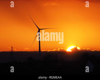 Sheerness, Kent, Regno Unito. Il 30 gennaio, 2019. Regno Unito Meteo: questa sera al tramonto dopo un soleggiato ma terribilmente freddo giorno di Sheerness, Kent con il blu del cielo. Credito: James Bell/Alamy Live News Foto Stock