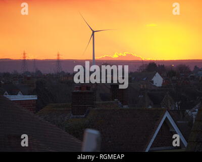 Sheerness, Kent, Regno Unito. Il 30 gennaio, 2019. Regno Unito Meteo: questa sera al tramonto dopo un soleggiato ma terribilmente freddo giorno di Sheerness, Kent con il blu del cielo. Credito: James Bell/Alamy Live News Foto Stock