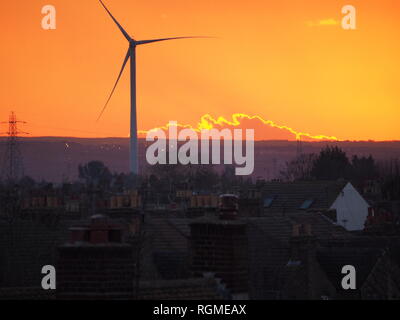 Sheerness, Kent, Regno Unito. Il 30 gennaio, 2019. Regno Unito Meteo: questa sera al tramonto dopo un soleggiato ma terribilmente freddo giorno di Sheerness, Kent con il blu del cielo. Credito: James Bell/Alamy Live News Foto Stock