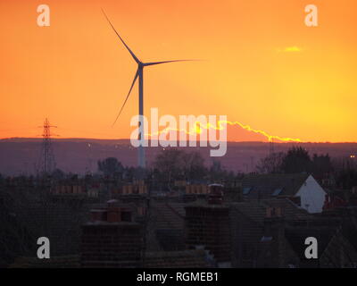 Sheerness, Kent, Regno Unito. Il 30 gennaio, 2019. Regno Unito Meteo: questa sera al tramonto dopo un soleggiato ma terribilmente freddo giorno di Sheerness, Kent con il blu del cielo. Credito: James Bell/Alamy Live News Foto Stock