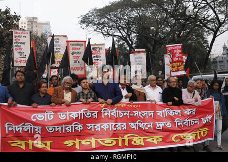 Dacca in Bangladesh. 31 gennaio, 2019. Sinistra Alleanza Democratica chiamata una bandiera nera processione esigere la cancellazione di elezione per attinente alla rapina in undici alle elezioni del Parlamento europeo nel Front National Press Club. Credito: MD Mehedi Hasan/ZUMA filo/Alamy Live News Foto Stock