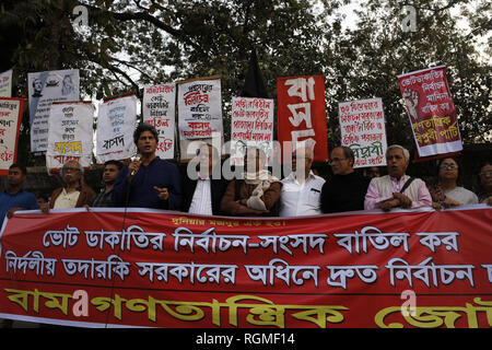 Dacca in Bangladesh. 31 gennaio, 2019. Sinistra Alleanza Democratica chiamata una bandiera nera processione esigere la cancellazione di elezione per attinente alla rapina in undici alle elezioni del Parlamento europeo nel Front National Press Club. Credito: MD Mehedi Hasan/ZUMA filo/Alamy Live News Foto Stock