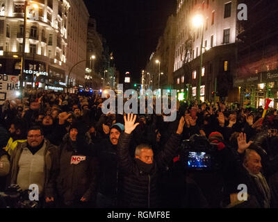 Madrid, Spagna. Il 30 gennaio, 2019. I tassisti protestano a Madrid contro il veicolo noleggiato aziende come Uber o Cabify, e impegnativo il regolamento di questo tipo di sistema di trasporto. Credito: Valentin Sama-Rojo/Alamy Live News. Foto Stock