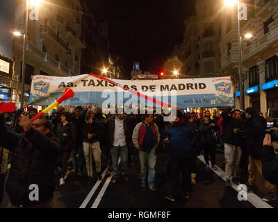 Madrid, Spagna. Il 30 gennaio, 2019. I tassisti protestano a Madrid contro il veicolo noleggiato aziende come Uber o Cabify, e impegnativo il regolamento di questo tipo di sistema di trasporto. Credito: Valentin Sama-Rojo/Alamy Live News. Foto Stock