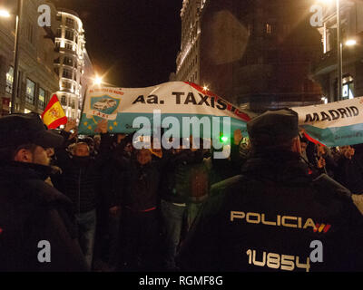 Madrid, Spagna. Il 30 gennaio, 2019. La polizia blocca la dimostrazione di conducenti di taxi che protestavano contro il veicolo noleggiato aziende come Uber o Cabify in Gran Via Street. Credito: Valentin Sama-Rojo/Alamy Live News. Foto Stock