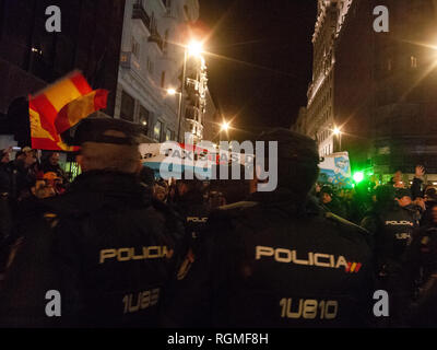 Madrid, Spagna. Il 30 gennaio, 2019. La polizia blocca la dimostrazione di conducenti di taxi che protestavano contro il veicolo noleggiato aziende come Uber o Cabify in Gran Via Street. Credito: Valentin Sama-Rojo/Alamy Live News. Foto Stock