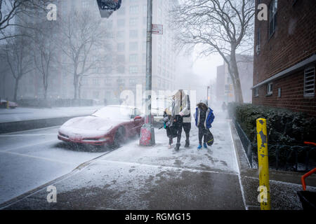 New York, Stati Uniti d'America. 30 gen, 2019. Pedoni nel quartiere di Chelsea di New York durante una breve ma intensa raffiche di neve su Mercoledì, 30 gennaio 2019. Temperature in città sono attesi a scendere a basse come 4 gradi con raffiche di vento fino a 50mph su Mercoledì notte in giovedì mattina. ( © Richard B. Levine) Credito: Richard Levine/Alamy Live News Foto Stock