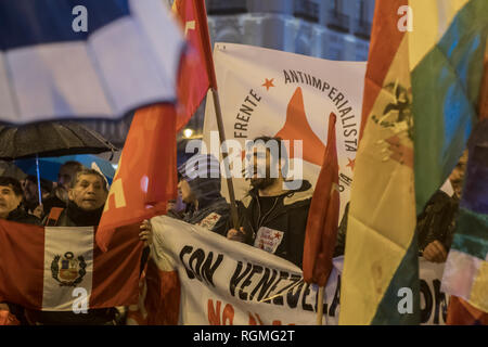 Madrid, Spagna. Il 30 gennaio 2019. Nella foto la gente urlare uscire del Venezuela Yankees Credito: Alberto Ramírez Sibaja/Alamy Live News Foto Stock