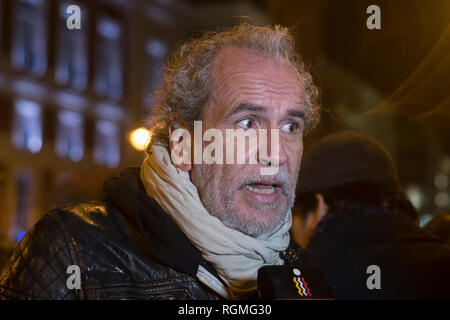 Madrid, Spagna. Il 30 gennaio 2019. Nella foto persone tv locale della Spagna hanno un intervista con il famigerato attivista Willy Toledo che era stato accusato per la Chiesa a dire soemthing accanto all religione in Madrid Credito: Alberto Ramírez Sibaja/Alamy Live News Foto Stock