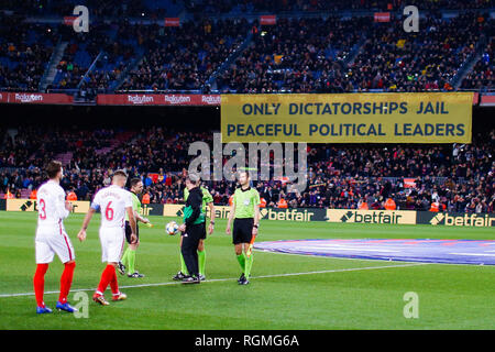 Camp Nou, Barcellona, Spagna. 30 gen, 2019. La Copa del Rey calcio, quarti di finale, la seconda gamba, Barcellona rispetto a Sevilla; un Banner circa i leader politici di Catalogna Credito: Azione Sport Plus/Alamy Live News Foto Stock