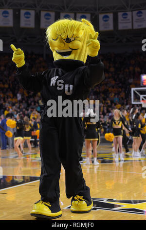 Wichita, Kansas, Stati Uniti d'America. 30 gen, 2019. Wichita State Shockers WuShok mascotte intrattiene la folla durante il NCAA Pallacanestro tra la SMU Mustangs e Wichita State Shockers a Charles Koch Arena di Wichita, Kansas. Kendall Shaw/CSM/Alamy Live News Foto Stock