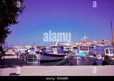 Porto di Aegina town con yacht e barche di pescatori ancorate in Aegina Island, golfo Saronico, Grecia Foto Stock