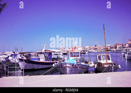 Porto di Aegina town con yacht e barche di pescatori ancorate in Aegina Island, golfo Saronico, Grecia Foto Stock