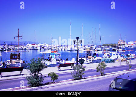 Porto di Aegina town con yacht e barche di pescatori ancorate in Aegina Island, golfo Saronico, Grecia Foto Stock