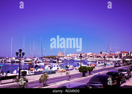 Porto di Aegina town con yacht e barche di pescatori ancorate in Aegina Island, golfo Saronico, Grecia Foto Stock