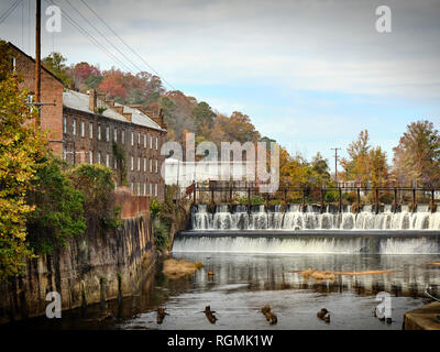 Prattville Alabama mulino e diga sul torrente Autauga con il vecchio e storico il cotone il gin e il mulino in Alabama rurale. Prattville in Alabama, Stati Uniti d'America. Foto Stock