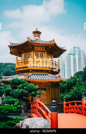Cina, Hong Kong, Giardino Nan Lian, Padiglione Dorato di perfezione assoluta circondato da grattacieli Foto Stock
