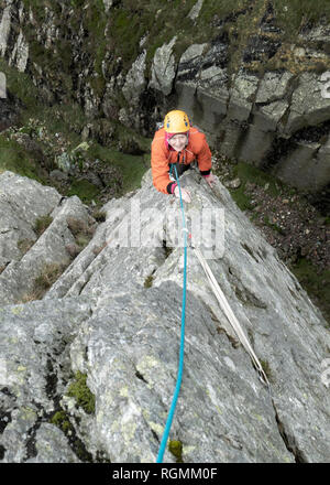 Inghilterra, Langdale Valley, Gimmer falesia, femmina climber su roccia Foto Stock