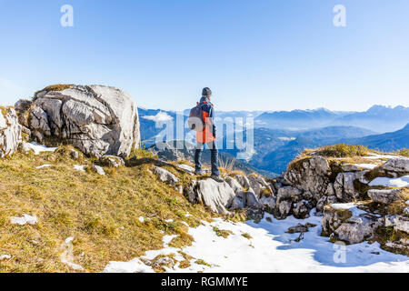 Germania, Garmisch-Partenkirchen, Alpspitze, Osterfelderkopf, femmina escursionista in punto di vista guardando a vista Foto Stock