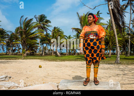 Panama e isole San Blas, Achutupo, vestito tradizionale Kuna Yala donna Foto Stock