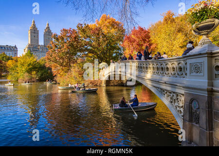 Le coppie imbarcazioni a remi dalle colorate cadono le foglie in Central Park, Foto Stock