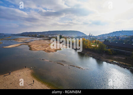 In Germania, in Renania Palatinato, Bingen, fiume Reno vicino Nahe bocca, bassa marea Foto Stock