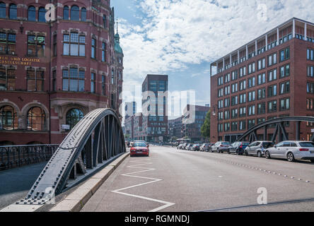 Germania, Amburgo, Speicherstadt, Edificio di Hamburger Hafen und Logistik AG a sinistra Foto Stock