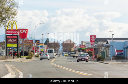 Motueka, Nuova Zelanda - 26 August, 2017: Traffico lungo High Street attraverso la cittadina di Motueka sulla statale 60. Foto Stock