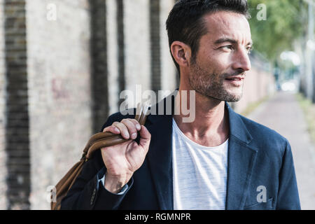 Ritratto di un uomo maturo in città Foto Stock