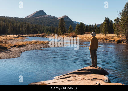 Stati Uniti d'America, in California, del Parco Nazionale Yosemite, Tuolumne meadows, escursionista in punto di vista Foto Stock