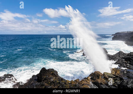 Reunion, nella costa occidentale costa rocciosa a Souffleur, fontana di acqua Foto Stock