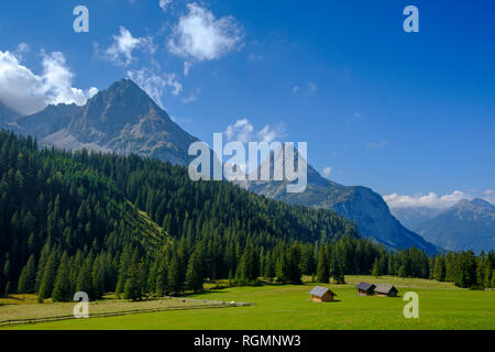 Austria, Tirolo, montagne del Wetterstein, Mieminger Kette, Ehrwald alp e Sonnenspitze Foto Stock