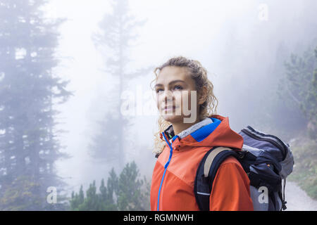 Giovane donna escursioni nelle montagne bavaresi Foto Stock