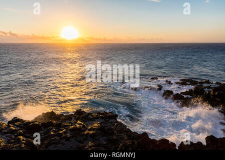 Reunion, nella costa occidentale costa rocciosa a Souffleur al tramonto Foto Stock