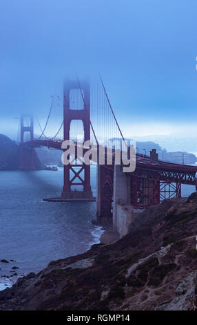 Stati Uniti, California, San Francisco Golden Gate Bridge in serata Foto Stock