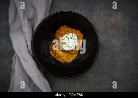 Frittelle di patate erborinati con la ricotta in una terrina Foto Stock