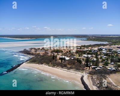 Aereo della comunità costiera di Elliott Heads Queensland, Australia Foto Stock