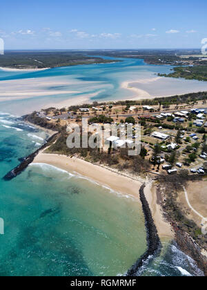 Aereo della comunità costiera di Elliott Heads Queensland, Australia Foto Stock