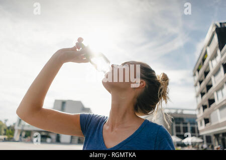 Paesi Bassi, Maastricht, giovane donna di bere dalla bottiglia in città Foto Stock
